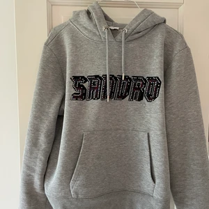 Sandro hoodie - Säljer en grå sandro hoodie i storlek S. Kontakta för fler bilder 🤍