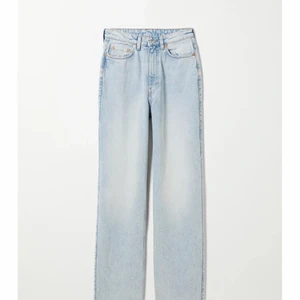 Raka jeans  - Raka långa ljusare jeans från weekday modell Rowe, nästintill oanvända, waist 28, längd 32 