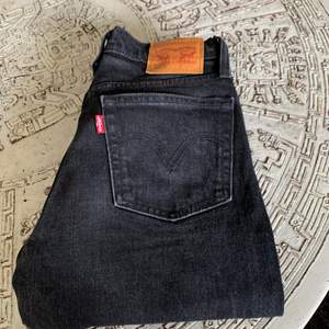 Levi’s Jeans   Modell: 501 Slim Storlek: 23/30 Färg: Svart tvätt  Material: 99% Bomull, 1%   Supersnygga, svarta med slitning i slimmad passform Och knappylf.  Ej stretchiga.