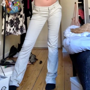 Beige kostymbyxor - Lågmidjade beige Kostymbyxor med så fin form, säljer endast för de blivit något för tajta för mig som är S-M men supersnygga ❤️✨                              Pris kan diskuteras vid snabbt köp!!