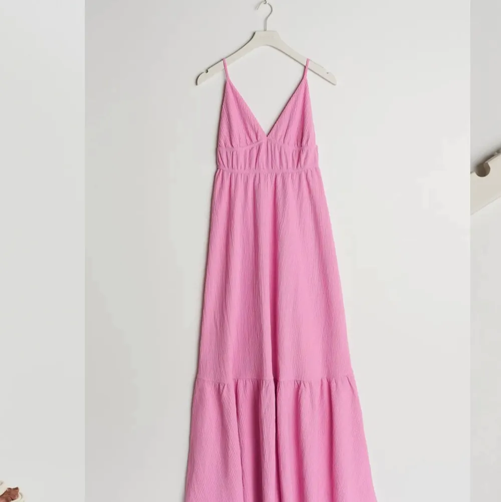 Säljer den populära maxi klänningen från Gina tricot som är slutsåld! Använd endast 3 gånger💗 jätte fin på och färgen är verkligen super fin!💗 storleken är M men skulle säga att den passar L och S för att den är stretchig💗. Klänningar.