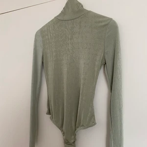 Snygg tröja  - Snygg tröja i nytt skick i en jättefin färg med en perfekt passform 