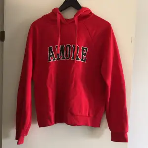 Röd hoodie från Gina med trycket ”amore”  knappt använd❣️
