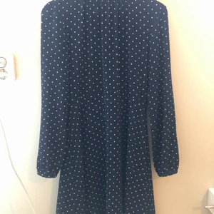 Klänning - Prickig klänning från HM