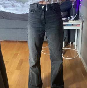 sjukt snygga zara jeans i grå, stl 36 men passar mig ganska bra som har 32!❤️