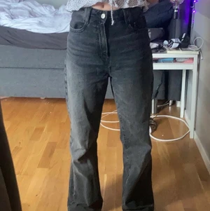 zara jeans  - sjukt snygga zara jeans i grå, stl 36 men passar mig ganska bra som har 32!❤️