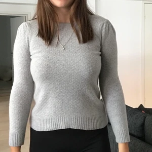 Grå tröja 🤍 - Grå stickad tröja säljes på grund av att den har blivit för liten. Står att den är storlek M fast den är liten i storleken. Den är i väldigt bra skick och bara använd några gånger. Obs. kan ha fel på fraktkostnaden
