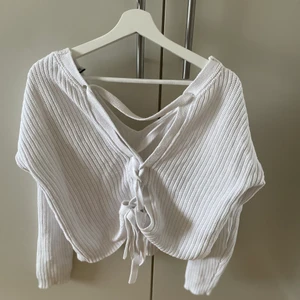 Fin stickad tröja  - Fin stickad tröja från nelly. Fin knytning i ryggen. Skicket är bra, kan frakta eller mötas upp i Uppsala 🥰