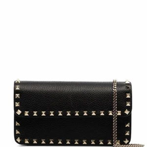 VALENTINO VÄSKA  -   Jättefin Valentino Garvani väska , fick den i julklapp köpt på NK i Göteborg , box samt kort medföljer , den har lite slitage på insidan av knäppet där magneten på ”flärpen” skrapat emot ❣️ NYPRIS : 9400:-  Vid snabb affär kan priset diskuteras ! INGA skambud tack 