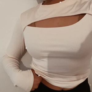 Tröja - Lång armad tröja från NEW Yorker i mycket bra sick. Bara använt ett par gånger. Har inte användning av den längre. Priset kan diskuteras 