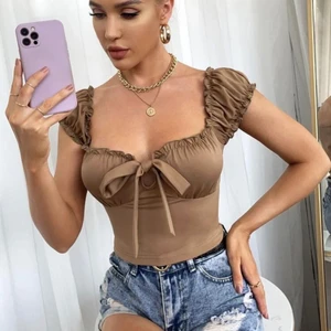 Fin beige/brun topp! - Köpt i storlek S men väldigt stretchig och passar även M! Nyligen köpt och oanvänd då den är köpt i fel storlek. Banden går att justera och knyta själv. Skriv för mer bilder💗 pris går att diskutera