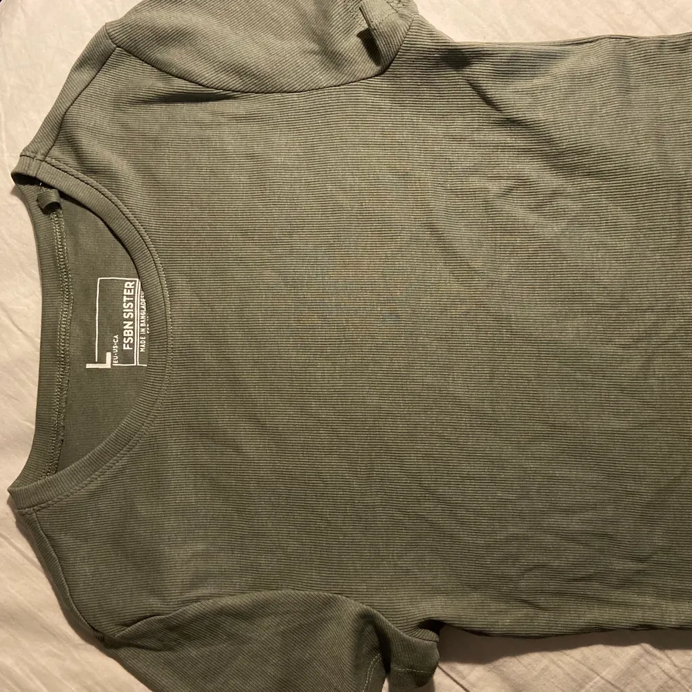 En grön och en ljusblå t-shirt, superfina nu till sommaren, lite i den kortare modellen🤍 står att det är L men skulle säga att det är en S🤍. T-shirts.