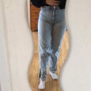 Ljusblåa jeans med slits på sidorna. Jeansen är straight och i strl 34, går ner till fötterna på mig som är 167 cm. De är i ett bra skick! 