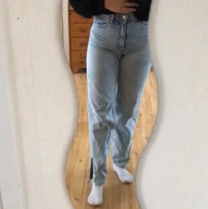 Jeans med slit - Ljusblåa jeans med slits på sidorna. Jeansen är straight och i strl 34, går ner till fötterna på mig som är 167 cm. De är i ett bra skick! 