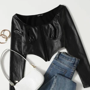 Skinnimeterad topp - Svart skinnimeterad topp från shein i st S, aldrig använd då den var för liten för mig 