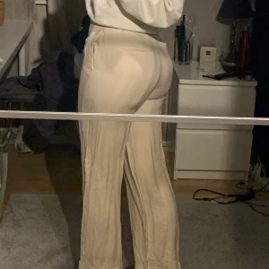 Byxor - Säljer dessa beiga sköna byxor från zara, då de är lite för små. 