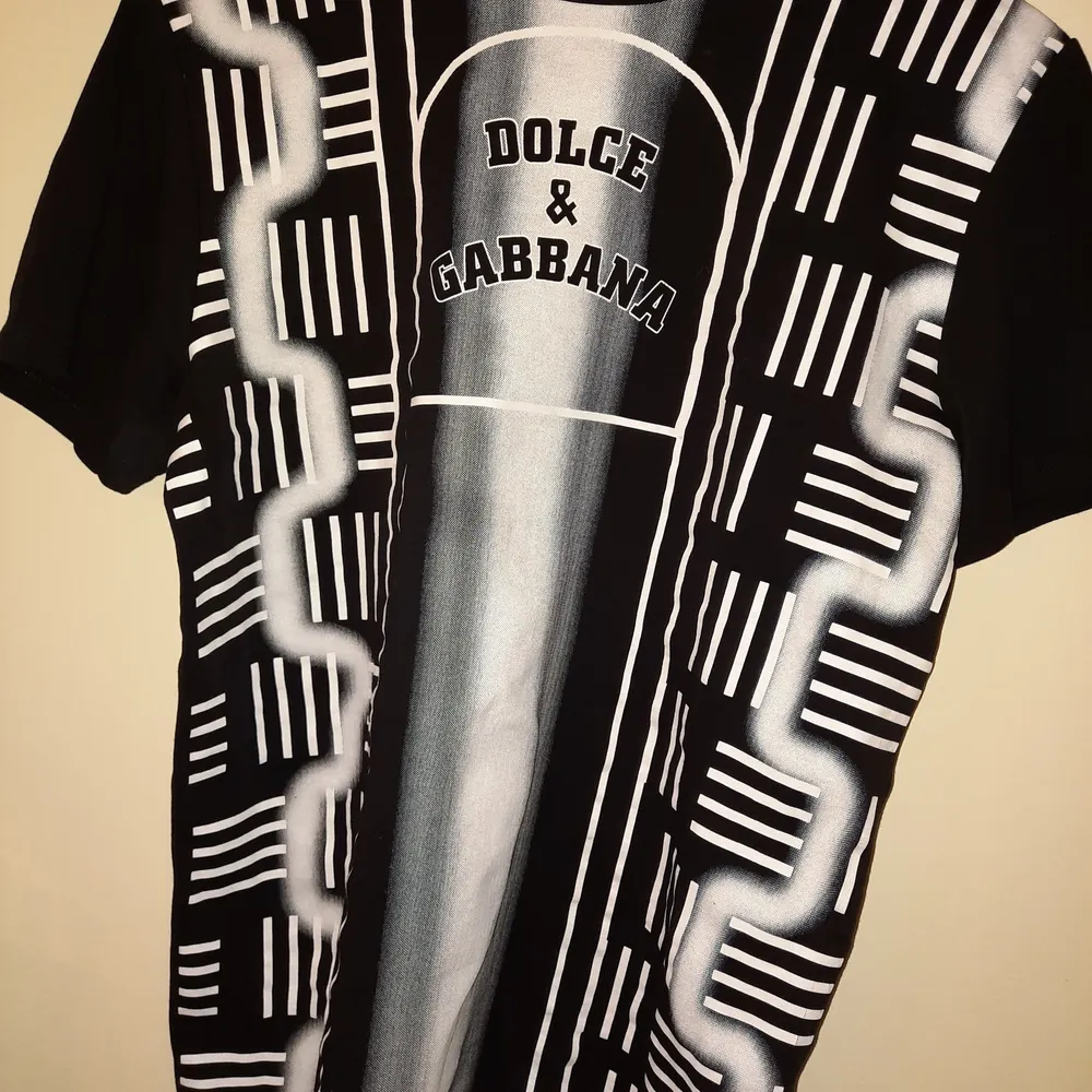 FEEEET äkta Dolce&Gabbana-tshirt! Ascoolt tryck och skönt material! Skulle säga att den är mindre än xxl,som det står på lappen! Kan mötas upp I Stockholm eller frakta ❤. T-paidat.
