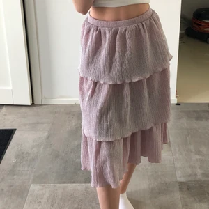 Rosa glittrig kjol från NA-KD - Rosa glittrig kjol från NA-KD. Högmidjad. Jättefint skick.