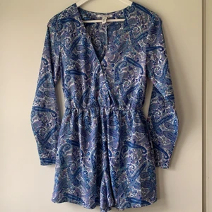 Jumpsuit/playsuit  - Jättefin jumpsuit/playsuit från nly trend. Köpt för många år sedan men knappt kommit till användning. Knäpps med en knapp över bröstet, har fick på sidorna som knappt syns om man inte använder de. Frakt ingår