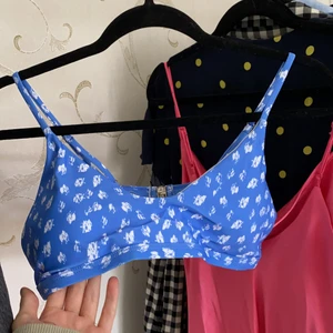 Toppar - Två olika modeller av bikini toppar men samma design på de! Så sköna.   Underdelen säljs också på min profil.     80kr styck, passar S/M