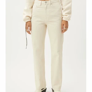 Beigea jeans weekday Rowe W26 L30 - Beigea jeans från weekday i modellen Rowe💕 hög midja och straightleg ner till fötterna på mig som är 170 och sitter riktigt bra i midjan! 