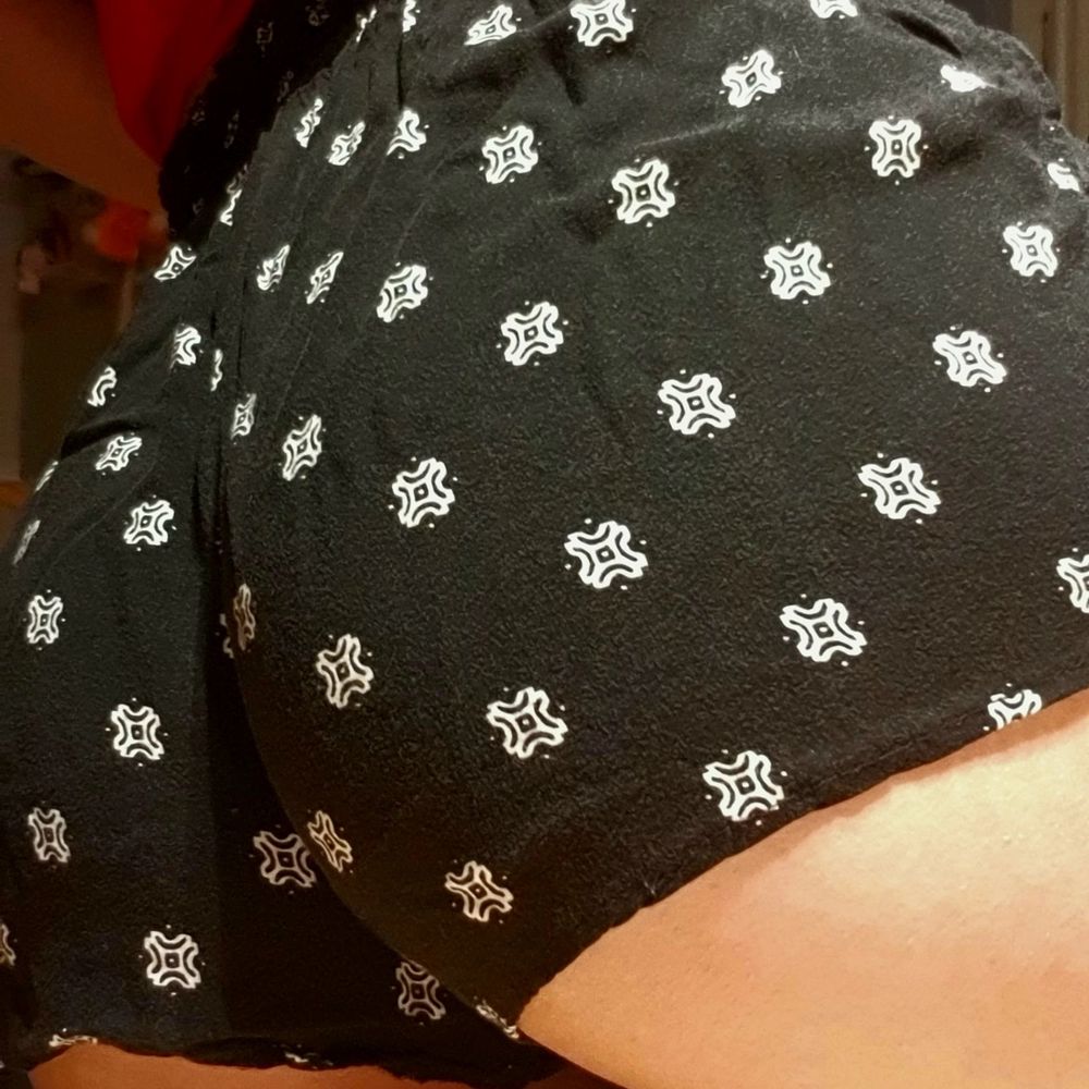 Säljer mina sommar shorts! ☀️ De är i storlek XS, och i bra skick! Färgen på dem i verkligheten syns bäst på sista bilden! De har blivit för små för mig, därför säljer jag dem! De är lite revealing, de visar alltså rumpan. Super skön till sommaren eller bara för att ha på sig hemma! Kramar verkligen midjan så man får en bra figur! Priset är EXKLUSIVE frakt. Kan frakta med frimärken (12-24kr) eller med postnords spårbara på 66kr! ❤. Shorts.