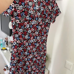 Klänning - Använd en gång pga förliten tyvärr, st 32 men passar också 34 väldigt bra💙 