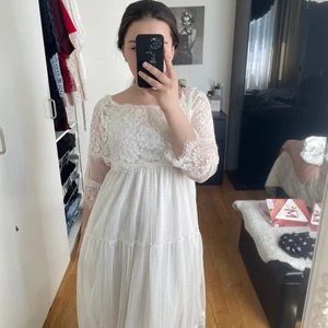 Student klänning - Från madlady  Storlek M  Perfekt till skolavslutning eller student  Använts en gång till bröllop