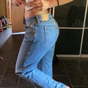 Lågmidjade Jeans - Nästan nya jeans från weekday som är lågmidjade och är i finaste mid blue färgen som verkligen passar till allt!! Slutsåld i denna storlek på hemsidan så passa på nu! Använda max 4 gånger därför i nyskick💯
