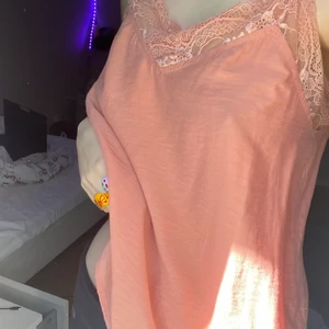 slip linne - väldigt fint rosa linne som liknar en slip dress!! 