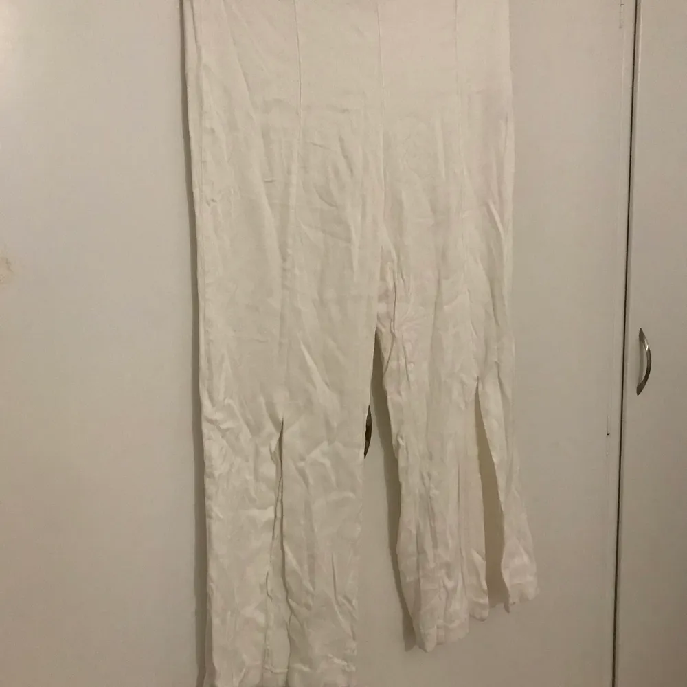 Quality: used but good condition. White trousers with open knees sexy for summer! . Jeans & Byxor.