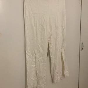 Quality: used but good condition. White trousers with open knees sexy for summer! 