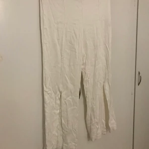 White trousers open knees // Size: EU38 - Quality: used but good condition. White trousers with open knees sexy for summer! 