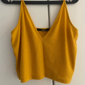 Lille - Kortare linne i senapsgult. Köparen står för frakten 🌸