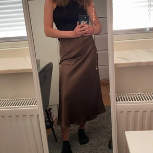 Siden kjol från Monki🤎 - INTRESSEKOLL🤎Elegant och snygg satin kjol från Monki🤎Slut såld! Helt oanvänd med lappen kvar!🤎Storlek 36🤎Köpt för 350kr🤎