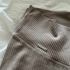 ESPRESSO RIBBED SEAMLESS TIGHTS - Märket Aimn. Använda få gånger & i bra skick, nypris 599kr