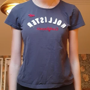 Mörkgrå Hollister T-shirt - T-shirten passar som storlek S/M och är ganska nostalgisk då den har ett antal år på nacken :)