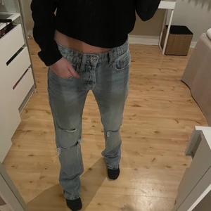 Zara jeans  - Så snygga Zara jeans som jag knappt har använt, så väldigt fint skick. Fin färg med hål och slitningar i mid rise. 