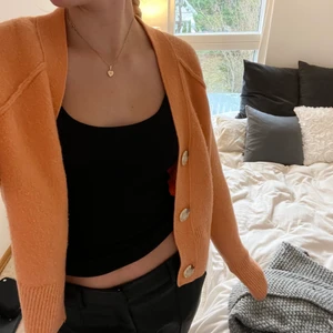 Orange kofta - Orange kofta i ullmix, slutsåld på hm. Jättefin färg och bekvämt material. Inte oanvänd men i fint skick🙏🏼
