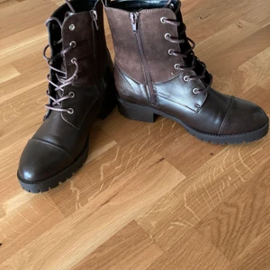 Dam kängor storlek 39 använd en gång  - Storlek 39 . Mycket bra skick använd endast en gång. Mörkbruna