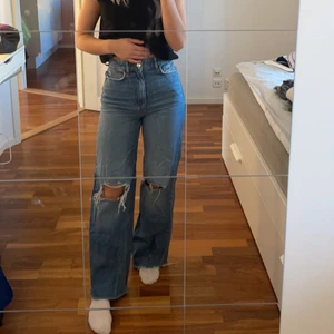 Byxor med hål - Byxor med hål från Gina Tricot, knappt använda 