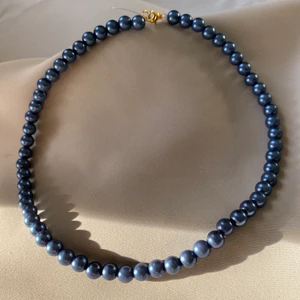 Pärlhalsband  - Superfint pärlhalsband jätte fin mörkblå färg nassar perfekt nu till vintern ! 🌨⛄️.  Låsen finns både i silver och guld ! ❤️