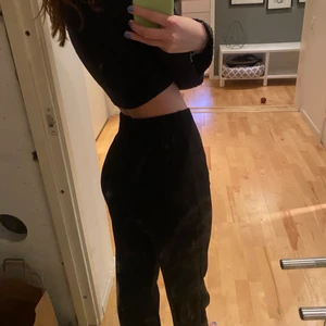 Kostymbyxor - Så fina och sköna byxor från Nelly, lätta att både klä upp och klä ner❤️