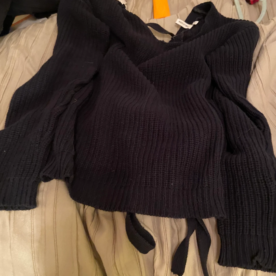 Svart tröja med snörning i ryggen 