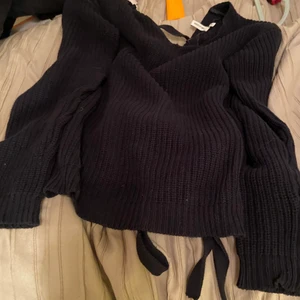 Svart tröja med snörning i ryggen  - Svart stickad tröja från Nelly.com , köpt för ungefär 400 men säljer för 180. Använd ytterst få gånger och är som ny. Snörningen går att reglera där bak vilken gör att man kan få tröjan både längre eller kortare beroende vad man vill. Storlek S men passar både större och mindre 