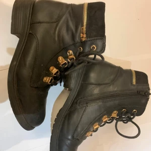 Din sko storlek 36 vinterskor - Skorna är i bra skick men använda mdn det finns inga skador eller liknande på dom. Säljer skorna för att dom börjar bli lite små.