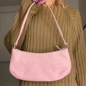 Super sött baby rosa väska som rymmer det nödvändigaste.