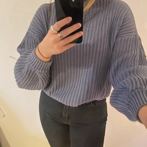 Blå stickad tröja - Säljer denna jättemysiga blåa stickade tröjan med ballongärmar i storlek S från NA-KD. Köptes för 399kr och är i fint skick. Hör gärna av dig om du har frågor eller om du vill ha fler bilder. Priset kan diskuteras🥰