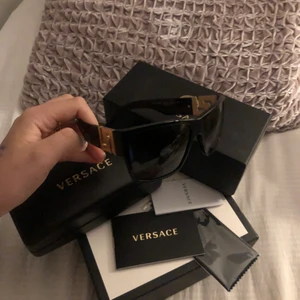 Versace glasögon  - Kollar intresse på dessa solglasögon från Versace, köpte dom för runt 2000 i Mallorca och är endast använda några gånger under den resan anars är dom ej använda🌟 hade tänkt mig typ 1100 men kan även kanske tänka mig att byta mot ett par andra solglasögon från typ dior eller Gucci🙏🏼💓