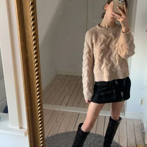 Kabelstickad tröja - Såå snygg kabelstickad tröja! Köparen står för frakt på 66